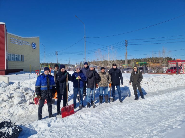 Оказана помощь в уборке снега в подшефной школе