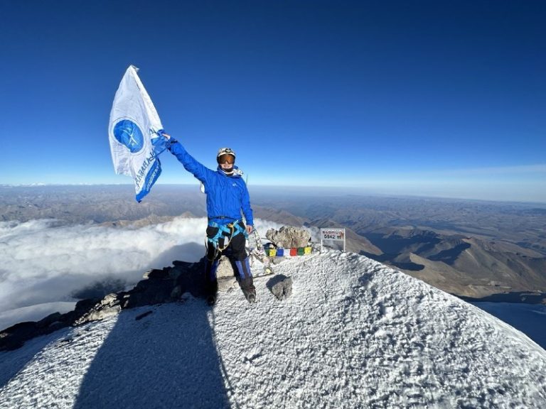 Андрей Семенов на высоте 5642 метра над уровнем моря